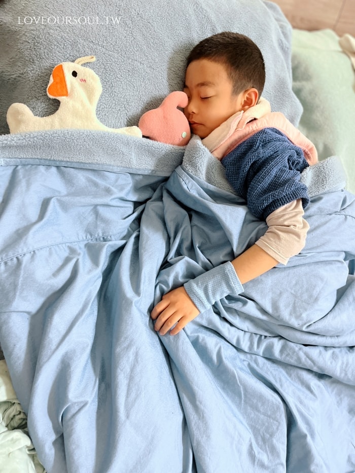 妮芙露負離子寢具開箱：為什麼我兒子出門旅行一定要自備被子？告別濕冷被窩的睡眠神器